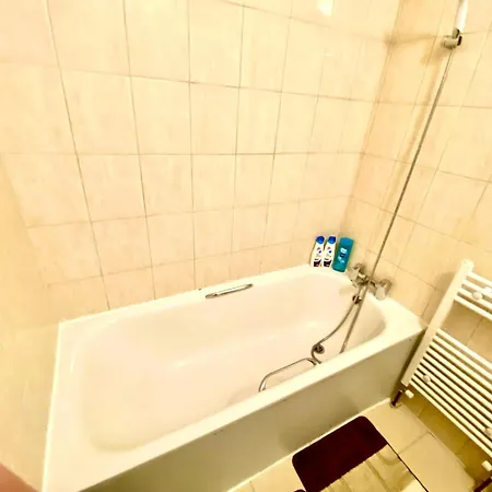 Spacious Ground Floor Two Bedroom House On In London * Ealing