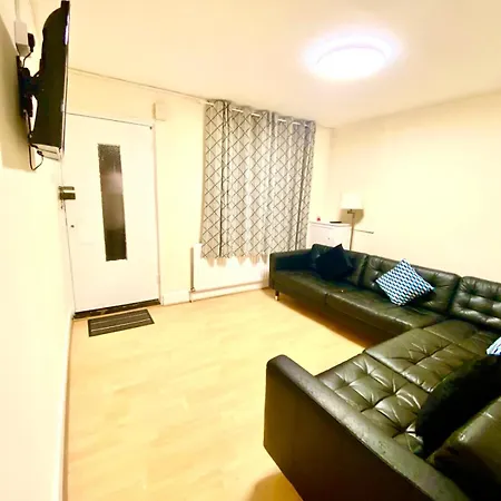 Spacious Ground Floor Two Bedroom House On In London Apartment