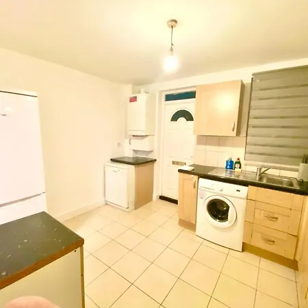 Spacious Ground Floor Two Bedroom House On In London Apartment *