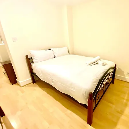 Apartment Spacious Ground Floor Two Bedroom House On In London