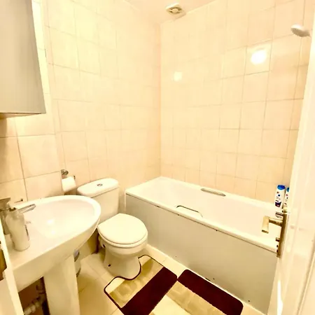 Spacious Ground Floor Two Bedroom House On In London Ealing