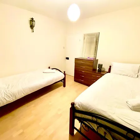 Spacious Ground Floor Two Bedroom House On In London Apartment