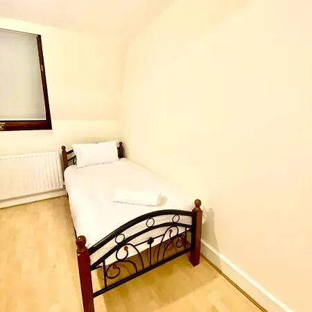Spacious Ground Floor Two Bedroom House On In London Ealing