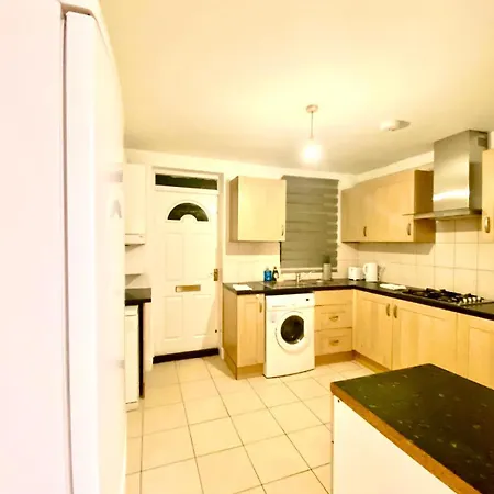 Spacious Ground Floor Two Bedroom House On In London