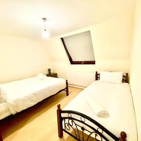 Spacious Ground Floor Two Bedroom House On In London Apartment Ealing