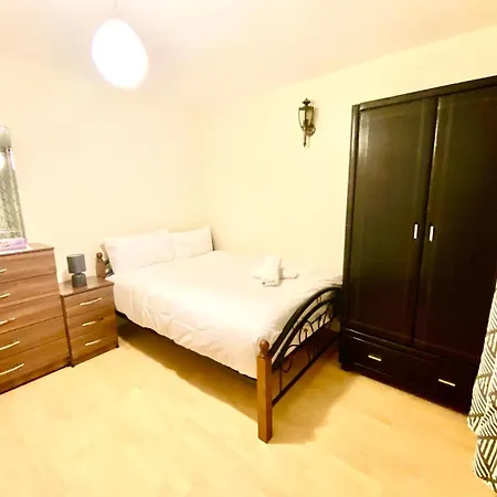 Spacious Ground Floor Two Bedroom House On In London *