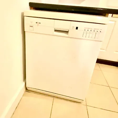 Apartment Spacious Ground Floor Two Bedroom House On In London