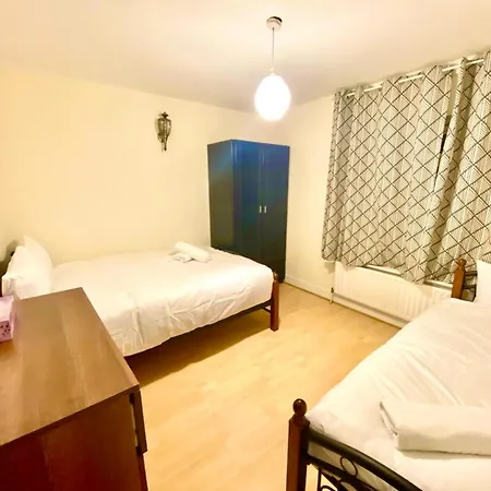Spacious Ground Floor Two Bedroom House On In London Apartment