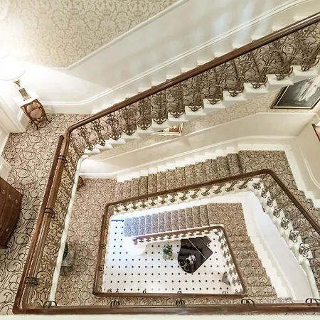 The Petersham 4*