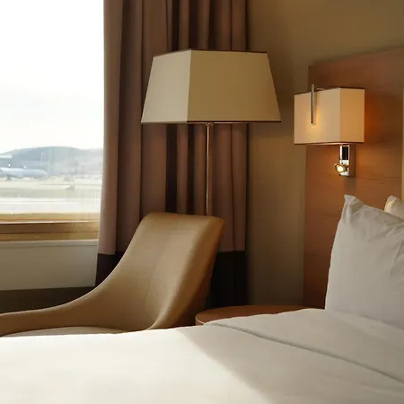 Renaissance London Heathrow מלון 4*