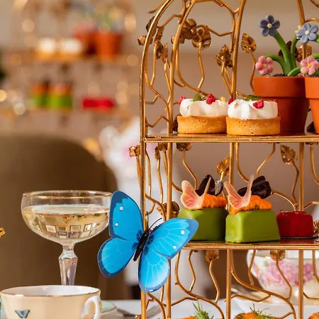 Hotel St. James' Court, A Taj Hotel, 4*