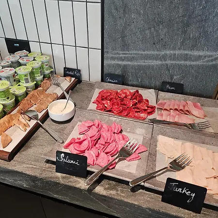 호텔 세인트 코트, 타지 호텔, 런던