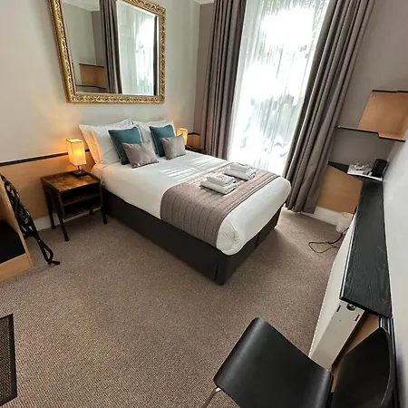 Tudor Court Hotel 3*