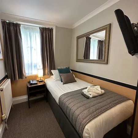Tudor Court 3*