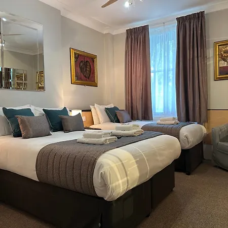 Tudor Court 3*