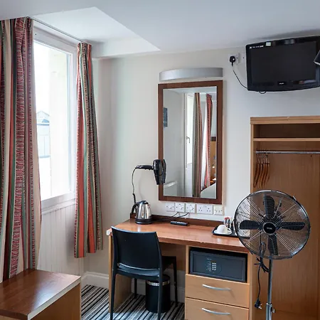Hotel Maiden Oval 3*