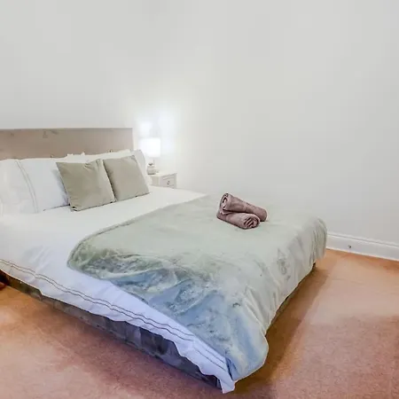 2 Bed Chic Vintage Flat At Bayswater London