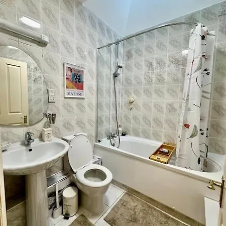 2 Bed Chic Vintage Flat At Bayswater Apartment London
