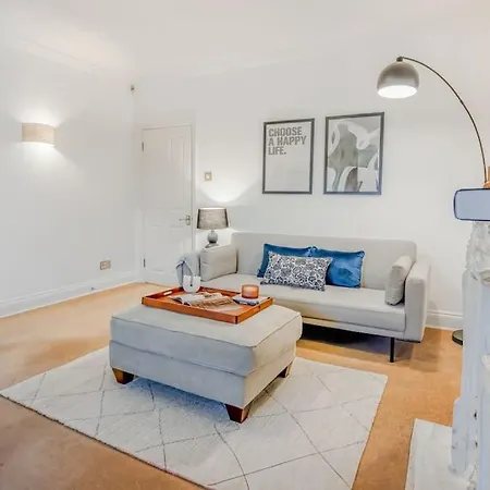 2 Bed Chic Vintage Flat At Bayswater London