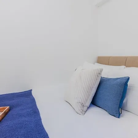 2 Bed Chic Vintage Flat At Bayswater Apartment London