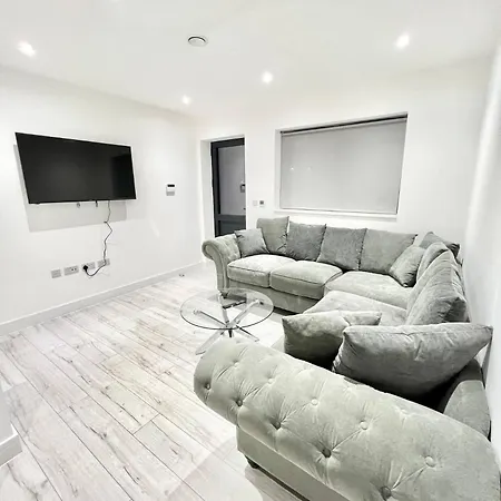 Queens Luxury Wembley Stadium - *