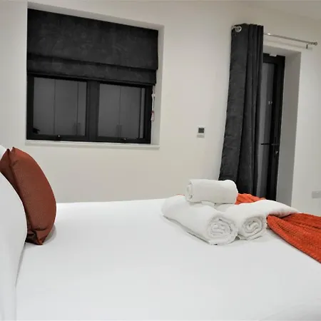 Queens Luxury Wembley Stadium - *