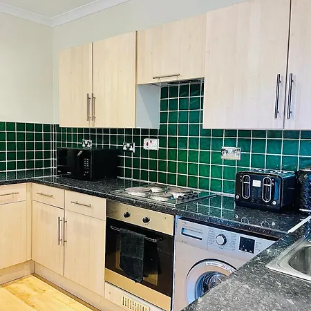 Apartment 2 Bedroom Flat In London