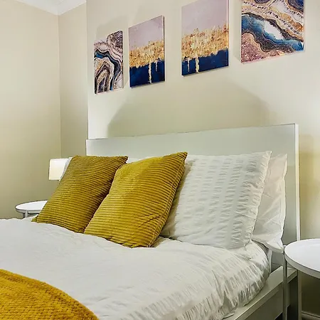 2 Bedroom Flat In Apartment London