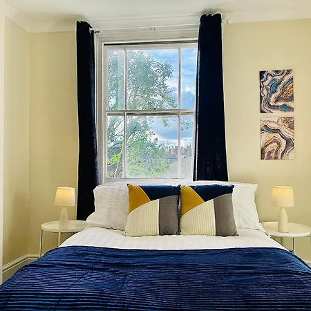Apartment 2 Bedroom Flat In London