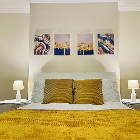 2 Bedroom Flat In Apartment *