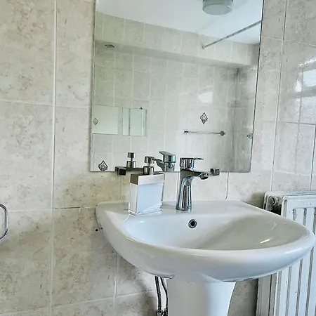 2 Bedroom Flat In * London