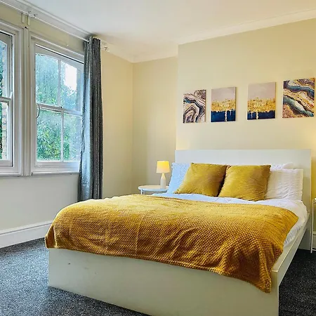 Apartment 2 Bedroom Flat In London