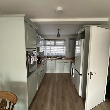 Homestay Brand New Suit 10 Min To Walk Central Line! *