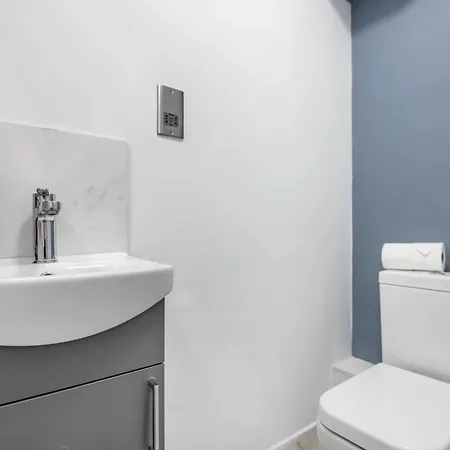 Homestay Two Stunning Bedrooms & Private Balcony & River View London