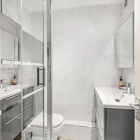 Two Stunning Bedrooms & Private Balcony & River View Homestay London