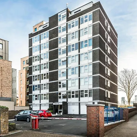 Two Stunning Bedrooms & Private Balcony & River View *