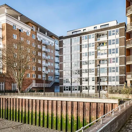 Two Stunning Bedrooms & Private Balcony & River View *