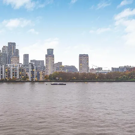 Homestay Two Stunning Bedrooms & Private Balcony & River View London