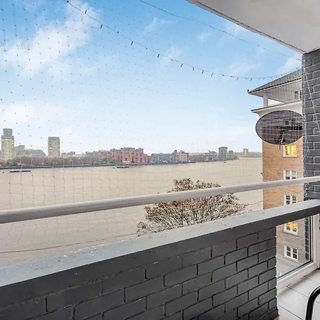 Two Stunning Bedrooms & Private Balcony & River View * London