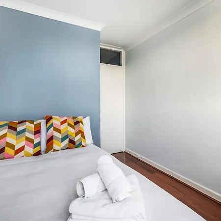 Two Stunning Bedrooms & Private Balcony & River View Homestay London