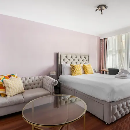 Two Stunning Bedrooms & Private Balcony & River View Homestay *