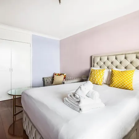 Two Stunning Bedrooms & Private Balcony & River View Homestay *