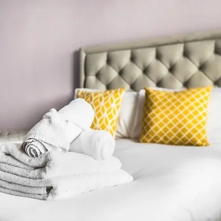 Two Stunning Bedrooms & Private Balcony & River View London