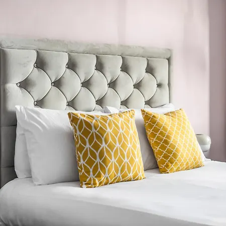Two Stunning Bedrooms & Private Balcony & River View London
