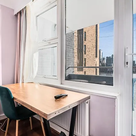 Two Stunning Bedrooms & Private Balcony & River View London