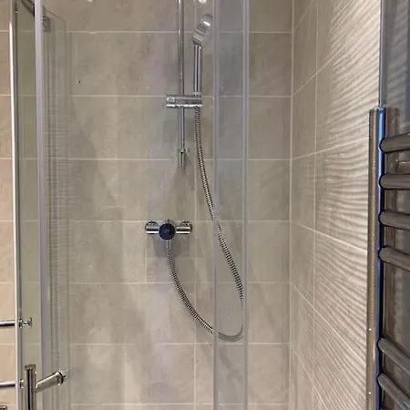 Annex D. One Bedroom Flat In South London *