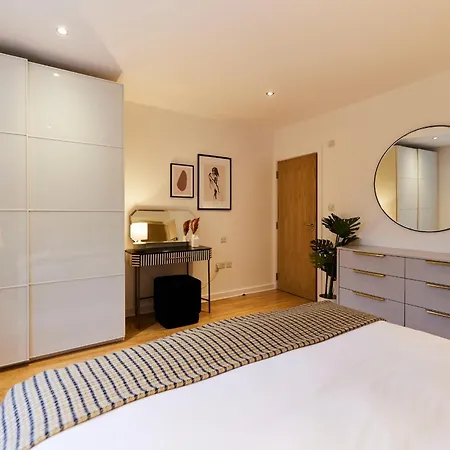 The Putney Escape - Trendy 2bdr Flat With Terrace + Parking Apartment