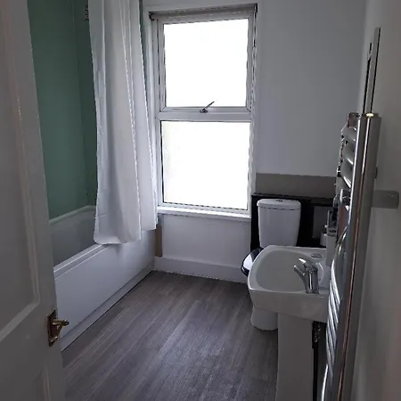 Double Available- London Seven Kings Seven Kings Train Station Guest house *