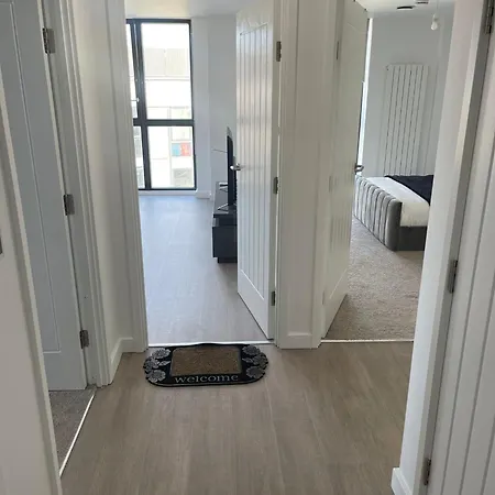 New Luxury 2 Bedroom With A Beautiful London City View *