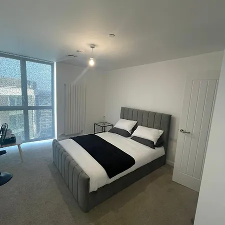 New Luxury 2 Bedroom With A Beautiful London City View